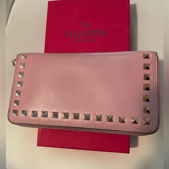 😈🌺Great Gift‼️ 🔥 Valentino Garavani Pink Zippy Wallet w Studs. W box.🔥 - Picture 1 of 6